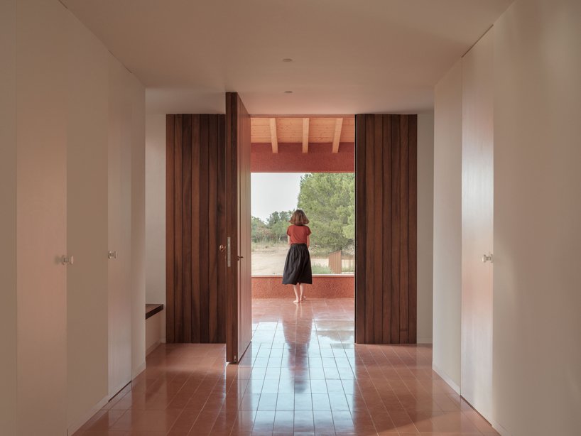 一座粉红色的“情人之家”坐落在马略卡岛崎岖的风景中