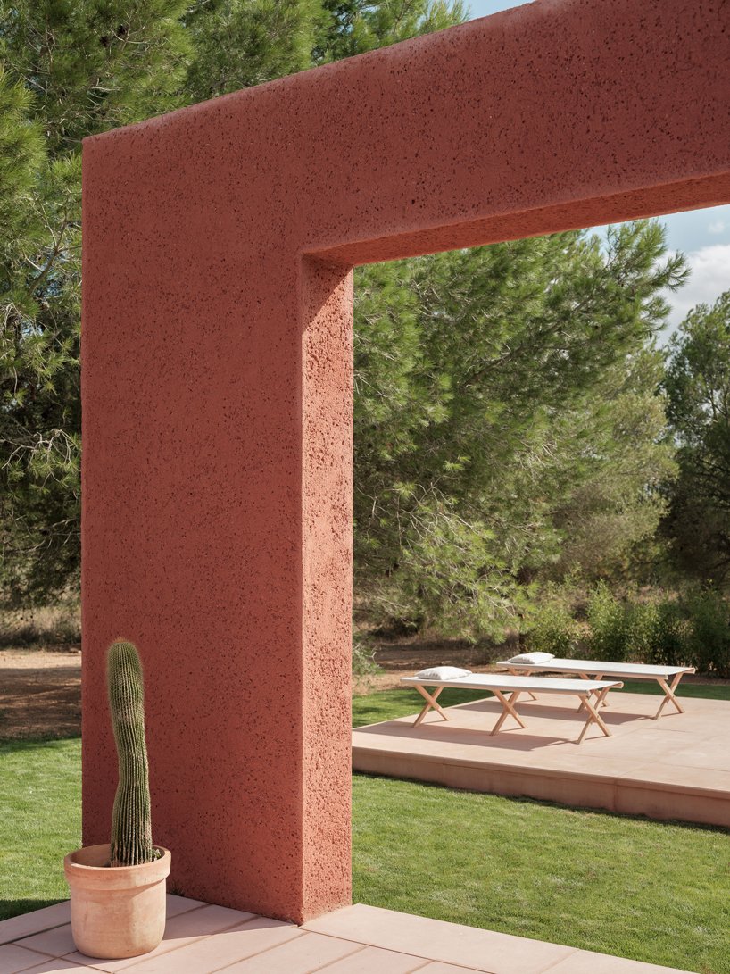 一座粉红色的“情人之家”坐落在马略卡岛崎岖的风景中