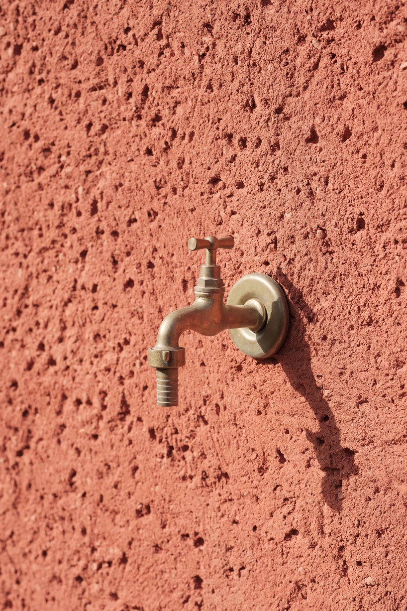 一座粉红色的“情人之家”坐落在马略卡岛崎岖的风景中