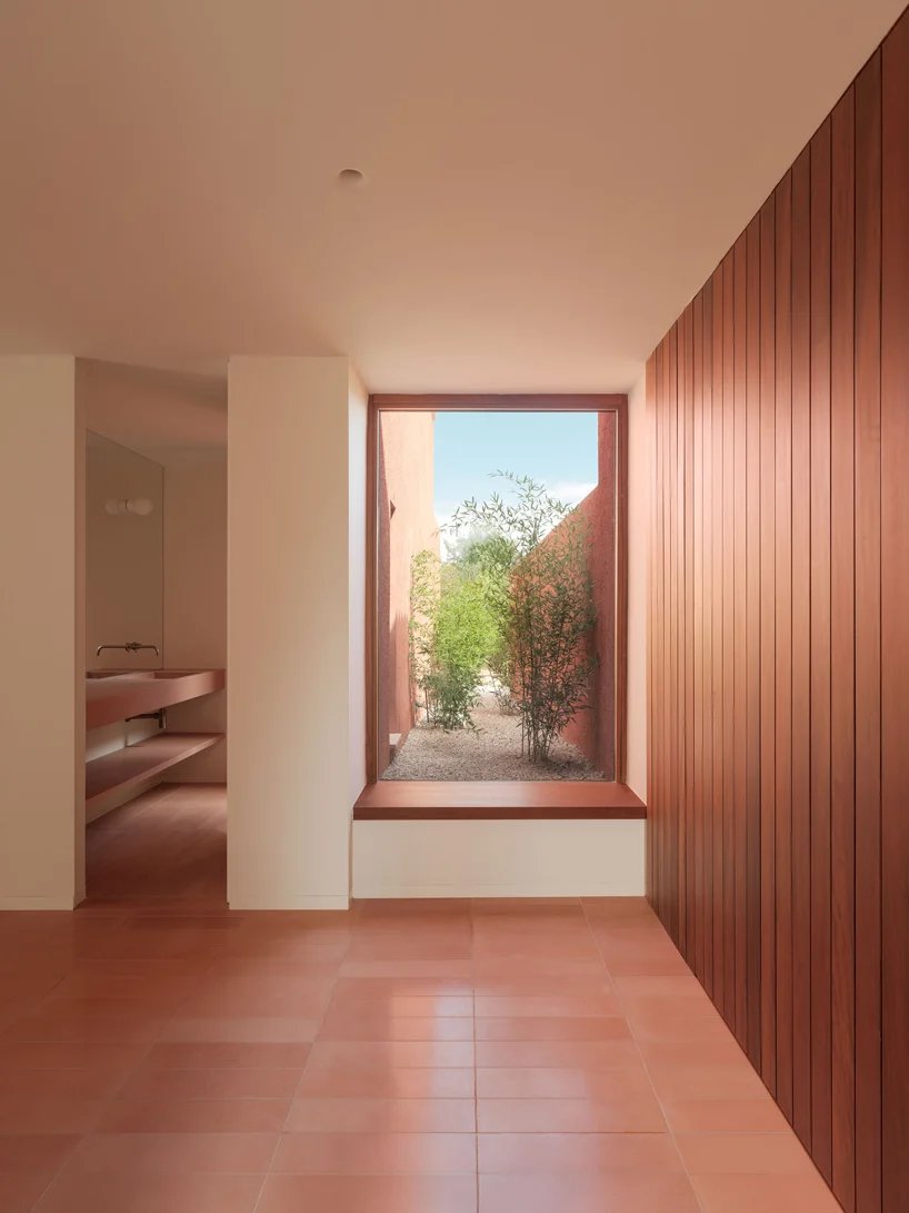 一座粉红色的“情人之家”坐落在马略卡岛崎岖的风景中