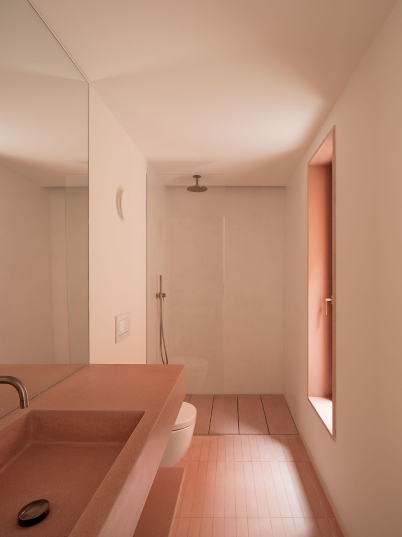 一座粉红色的“情人之家”坐落在马略卡岛崎岖的风景中