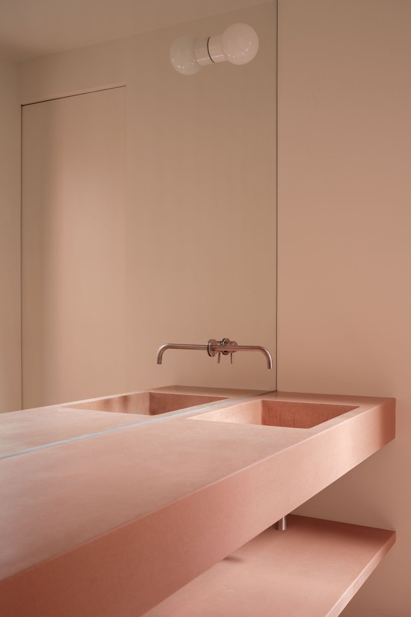 一座粉红色的“情人之家”坐落在马略卡岛崎岖的风景中