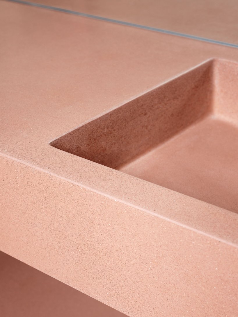 一座粉红色的“情人之家”坐落在马略卡岛崎岖的风景中