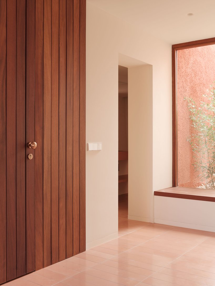 一座粉红色的“情人之家”坐落在马略卡岛崎岖的风景中