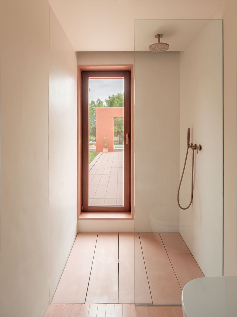 一座粉红色的“情人之家”坐落在马略卡岛崎岖的风景中