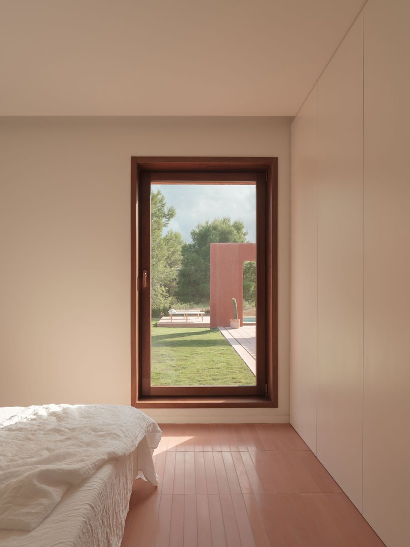 一座粉红色的“情人之家”坐落在马略卡岛崎岖的风景中