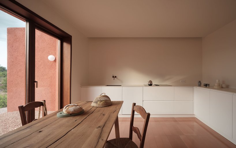 一座粉红色的“情人之家”坐落在马略卡岛崎岖的风景中