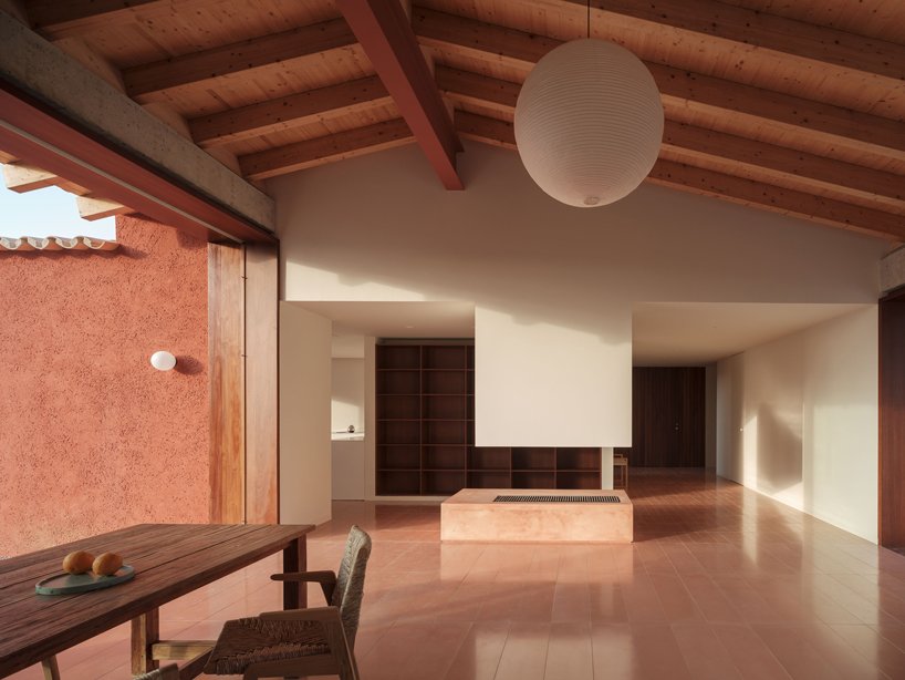 一座粉红色的“情人之家”坐落在马略卡岛崎岖的风景中