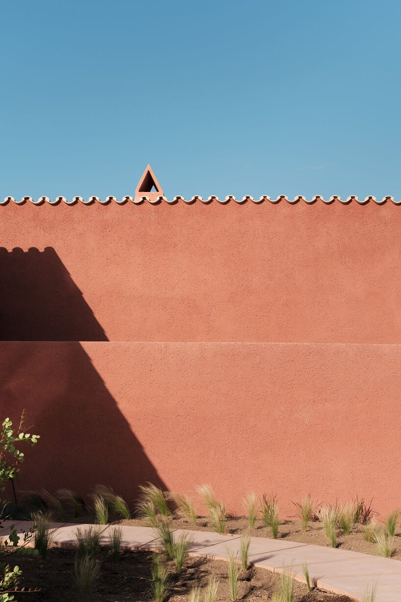 一座粉红色的“情人之家”坐落在马略卡岛崎岖的风景中