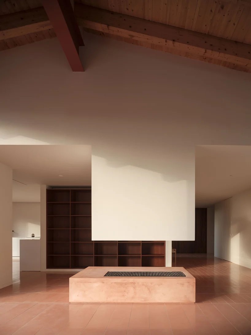 一座粉红色的“情人之家”坐落在马略卡岛崎岖的风景中