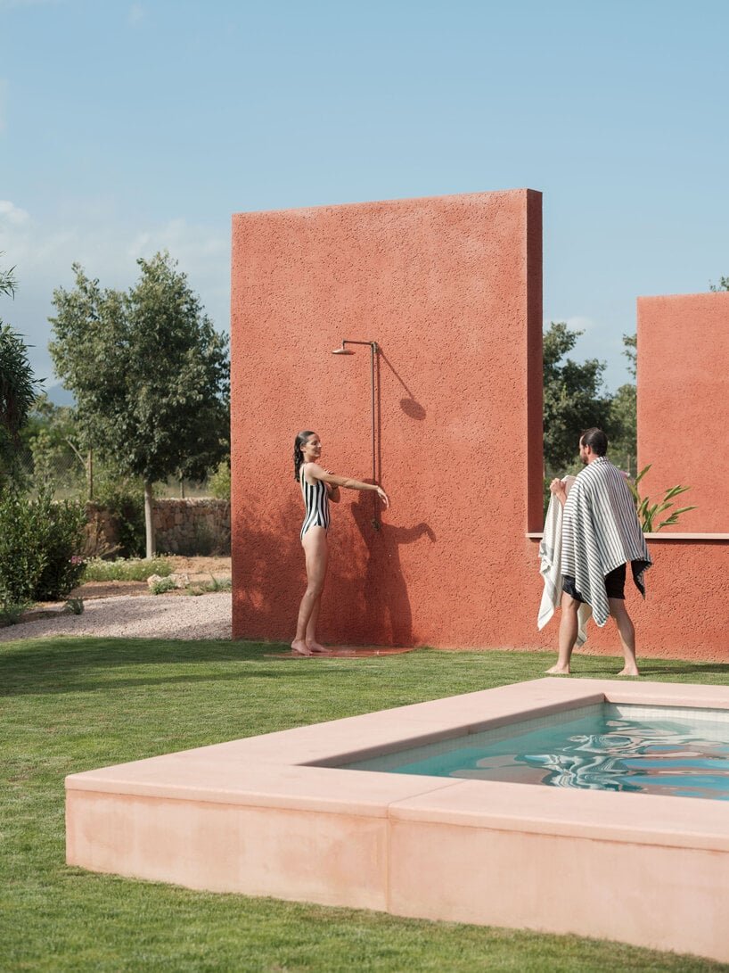 一座粉红色的“情人之家”坐落在马略卡岛崎岖的风景中