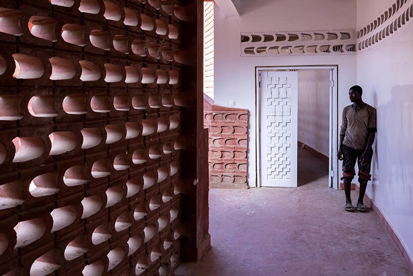 manuel Herz 与塞内加尔当地社区合作用格子砖建造医院