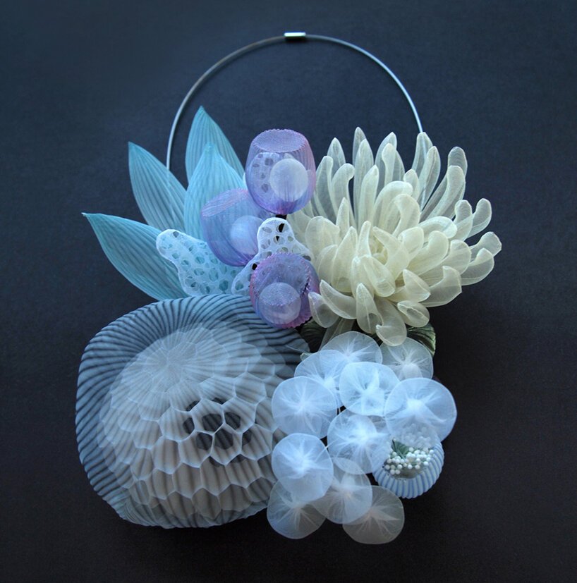 Mariko kusumoto 梦幻般的纺织雕塑与发光的珊瑚礁相呼应