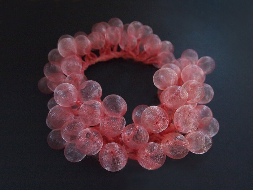 Mariko kusumoto 梦幻般的纺织雕塑与发光的珊瑚礁相呼应