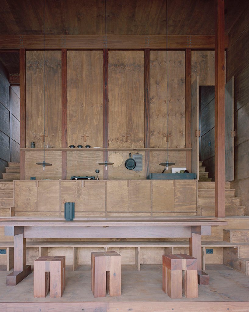 利奥波德·班奇尼 (leopold banchini) 位于澳大利亚的离网小屋由改造后的电线杆制成