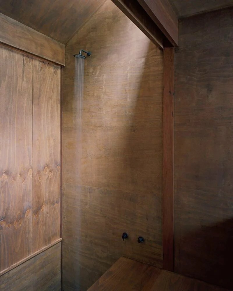 利奥波德·班奇尼 (leopold banchini) 位于澳大利亚的离网小屋由改造后的电线杆制成