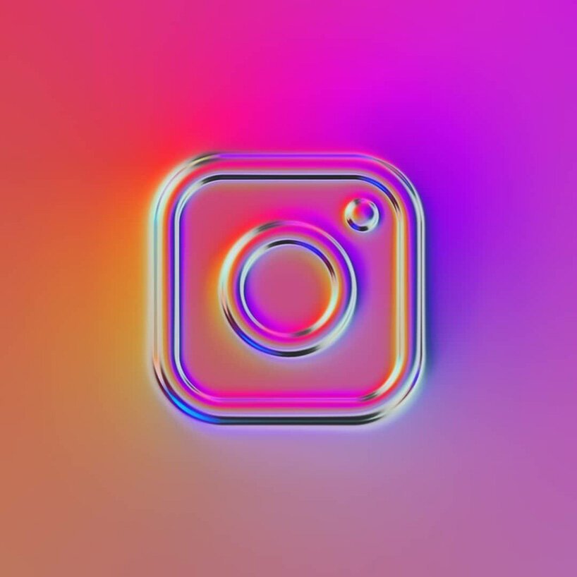 martin naumann 用全息镀铬纹理处理著名的标志