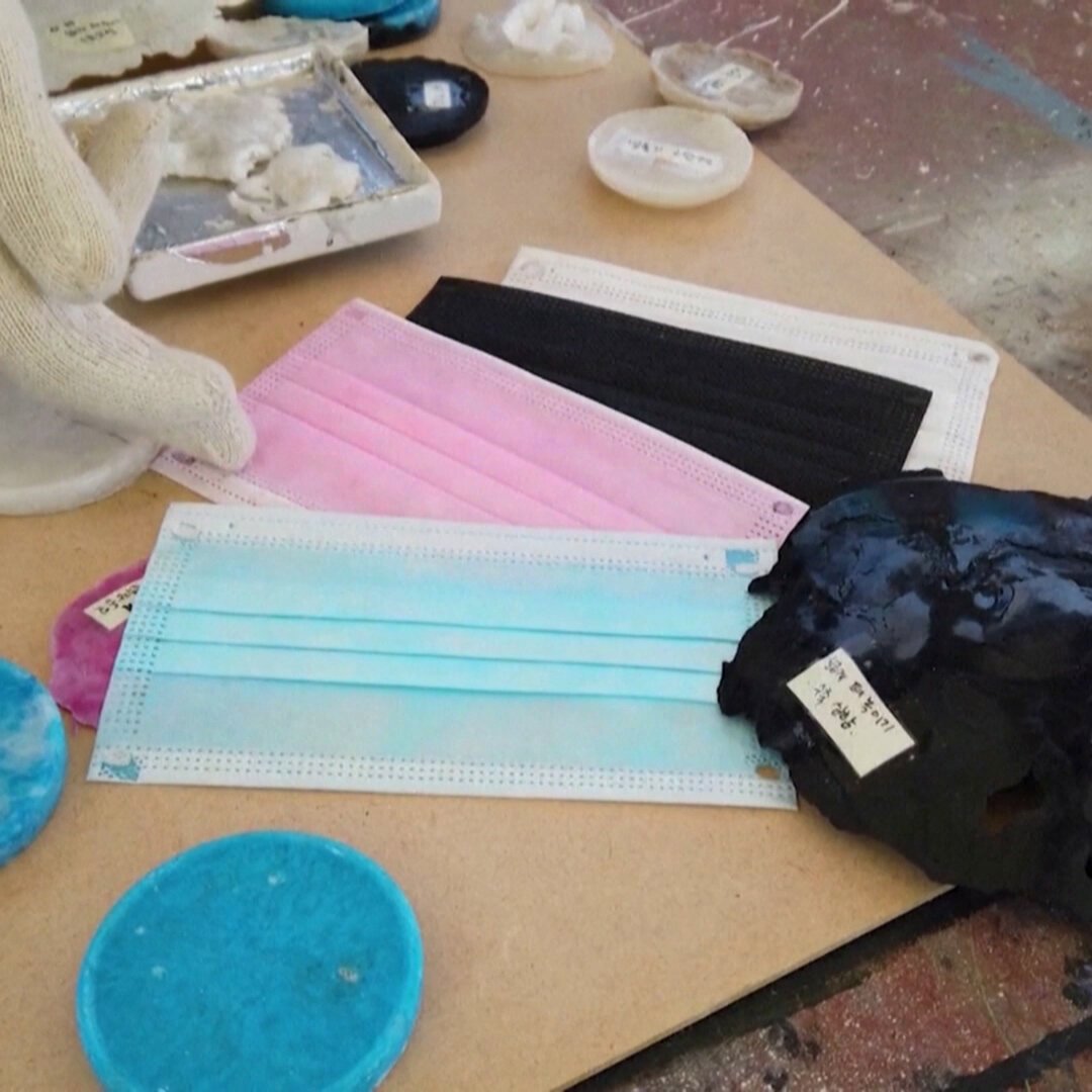 haneul kim 将废弃口罩升级为粪便收集品