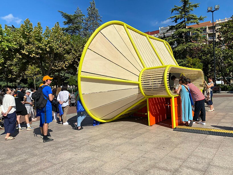 matali crasset 在 concéntrico 08 上设计的“cielo oscuro”装置让人联想到猫头鹰般的存在 matali crasset 在 concéntrico 08 上设计的“cielo oscuro”装置让人联想到猫头鹰般的存在