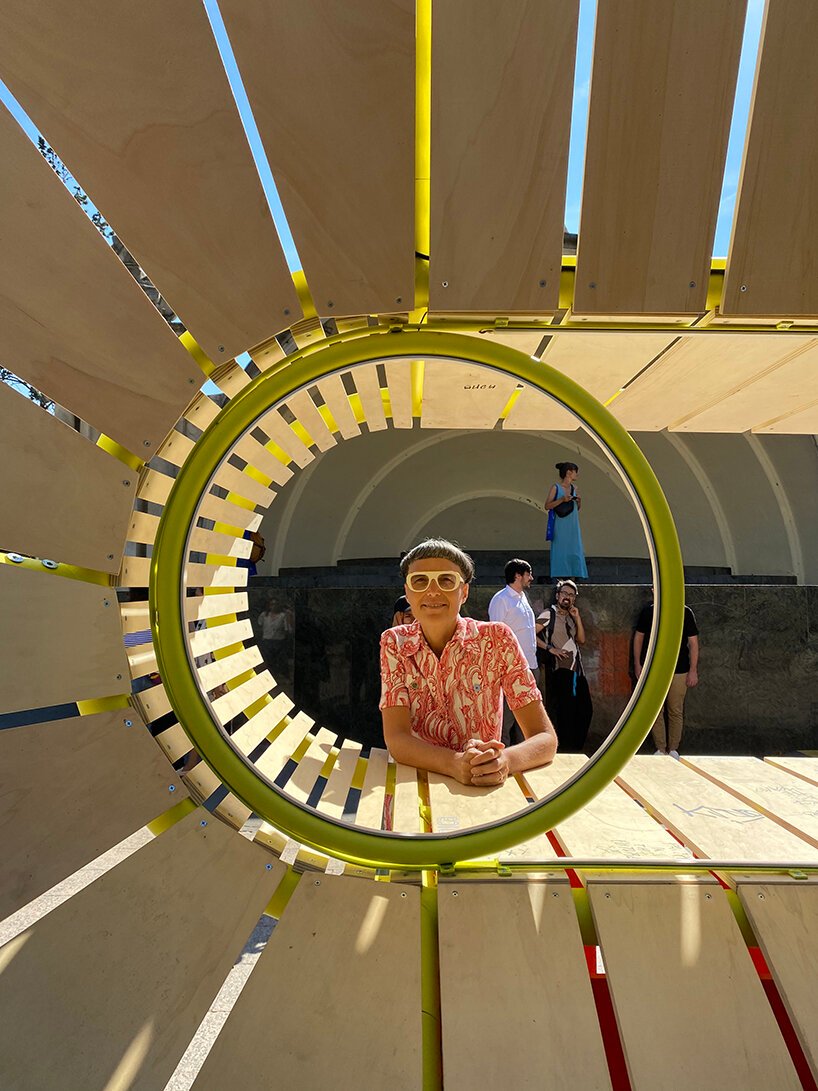 matali crasset 在 concéntrico 08 上设计的“cielo oscuro”装置让人联想到猫头鹰般的存在 matali crasset 在 concéntrico 08 上设计的“cielo oscuro”装置让人联想到猫头鹰般的存在