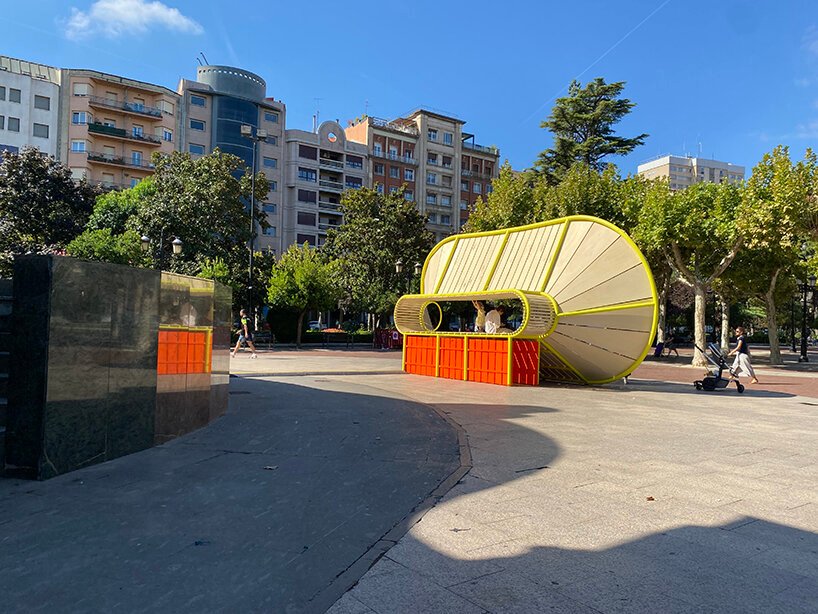 matali crasset 在 concéntrico 08 上设计的“cielo oscuro”装置让人联想到猫头鹰般的存在 matali crasset 在 concéntrico 08 上设计的“cielo oscuro”装置让人联想到猫头鹰般的存在