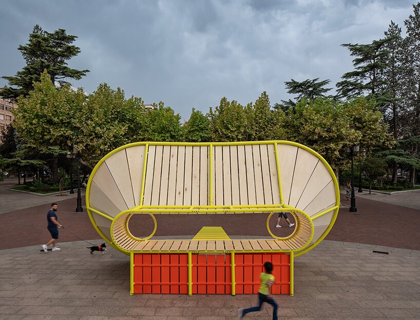 matali crasset 在 concéntrico 08 上设计的“cielo oscuro”装置让人联想到猫头鹰般的存在 matali crasset 在 concéntrico 08 上设计的“cielo oscuro”装置让人联想到猫头鹰般的存在