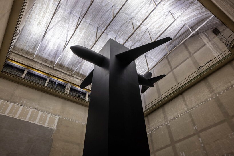 maurizio cattelan 在倍耐力 Hangarbicocca 的“breath Ghosts Blind”秀中揭开了 9/11 纪念馆的面纱 maurizio cattelan 在倍耐力 Hangarbicocca 的“breath Ghosts Blind”秀中揭开了 9/11 纪念馆的面纱