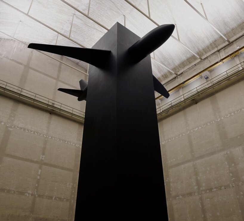 maurizio cattelan 在倍耐力 Hangarbicocca 的“breath Ghosts Blind”秀中揭开了 9/11 纪念馆的面纱 maurizio cattelan 在倍耐力 Hangarbicocca 的“breath Ghosts Blind”秀中揭开了 9/11 纪念馆的面纱