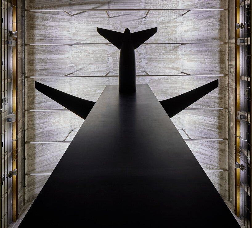 maurizio cattelan 在倍耐力 Hangarbicocca 的“breath Ghosts Blind”秀中揭开了 9/11 纪念馆的面纱 maurizio cattelan 在倍耐力 Hangarbicocca 的“breath Ghosts Blind”秀中揭开了 9/11 纪念馆的面纱