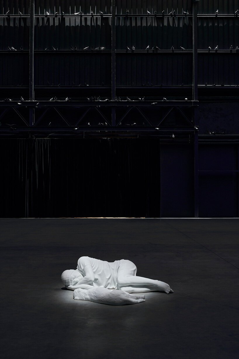 maurizio cattelan 在倍耐力 Hangarbicocca 的“breath Ghosts Blind”秀中揭开了 9/11 纪念馆的面纱 maurizio cattelan 在倍耐力 Hangarbicocca 的“breath Ghosts Blind”秀中揭开了 9/11 纪念馆的面纱