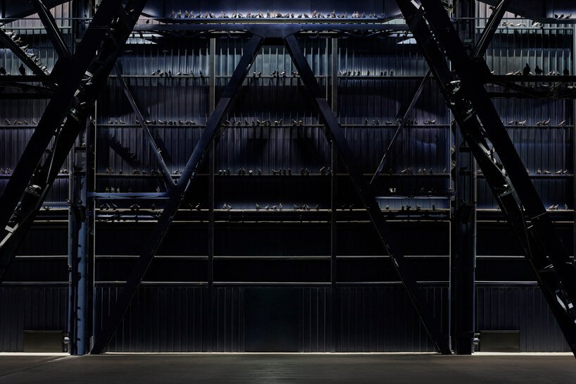 maurizio cattelan 在倍耐力 Hangarbicocca 的“breath Ghosts Blind”秀中揭开了 9/11 纪念馆的面纱 maurizio cattelan 在倍耐力 Hangarbicocca 的“breath Ghosts Blind”秀中揭开了 9/11 纪念馆的面纱