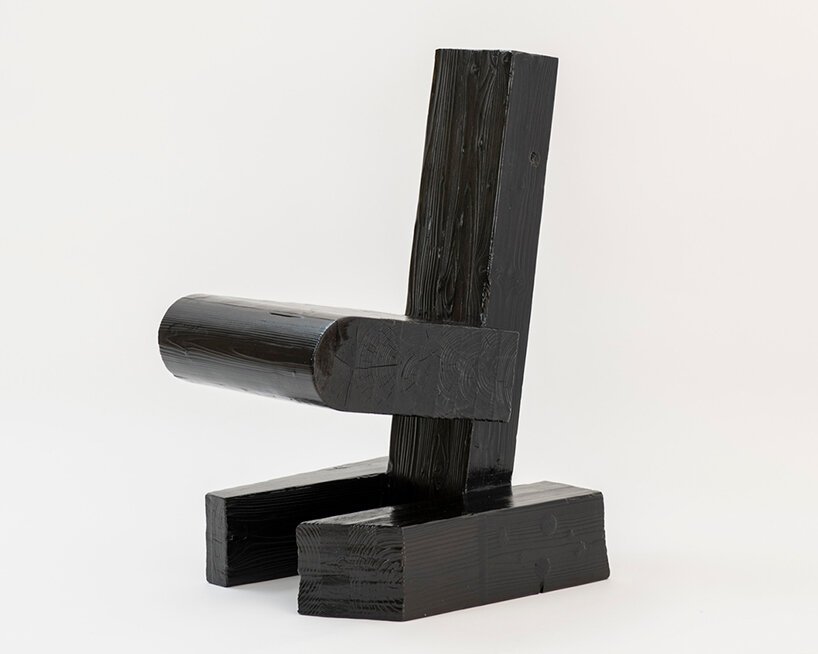 Max Lam 的“胶合木”椅子由柔软和粗糙的几何形状组合而成