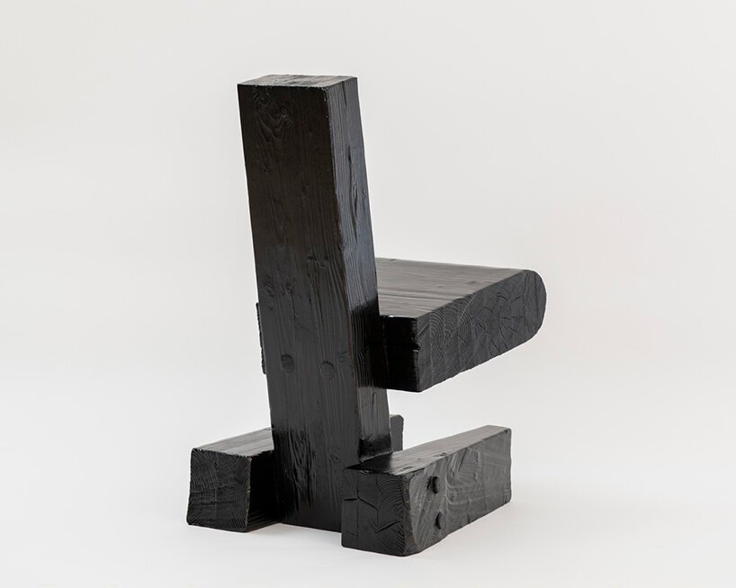 Max Lam 的“胶合木”椅子由柔软和粗糙的几何形状组合而成