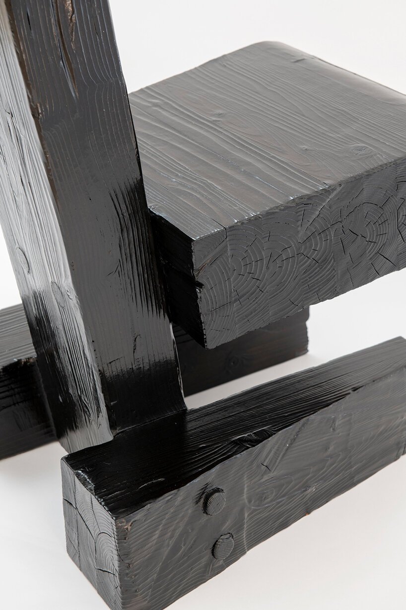 Max Lam 的“胶合木”椅子由柔软和粗糙的几何形状组合而成