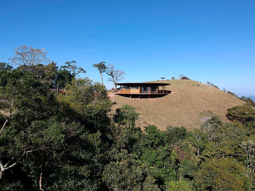 Metamoorfose 工作室在巴西乡村建成了一家圆木餐厅