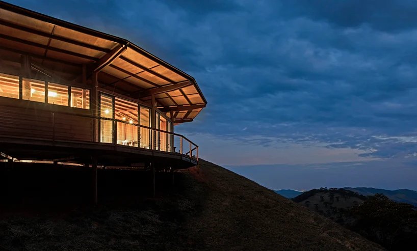 Metamoorfose 工作室在巴西乡村建成了一家圆木餐厅