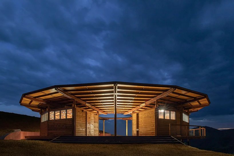 Metamoorfose 工作室在巴西乡村建成了一家圆木餐厅