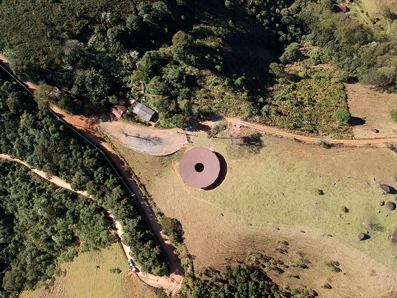 Metamoorfose 工作室在巴西乡村建成了一家圆木餐厅