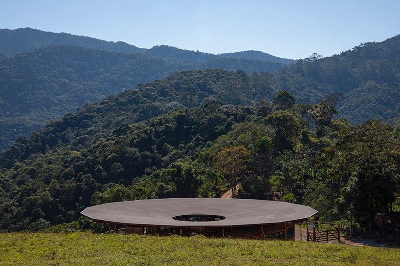 Metamoorfose 工作室在巴西乡村建成了一家圆木餐厅