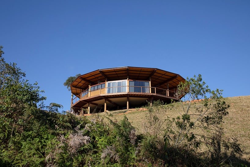 Metamoorfose 工作室在巴西乡村建成了一家圆木餐厅