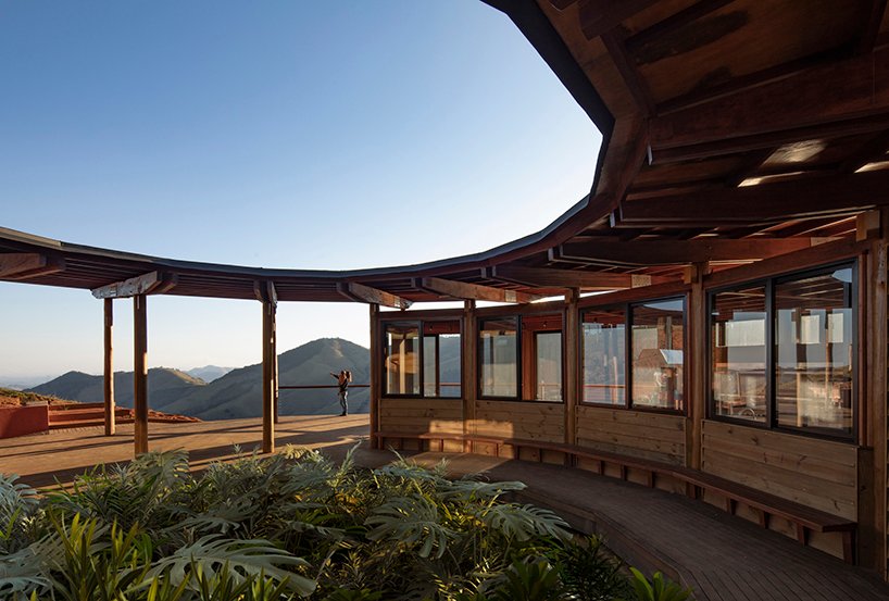 Metamoorfose 工作室在巴西乡村建成了一家圆木餐厅