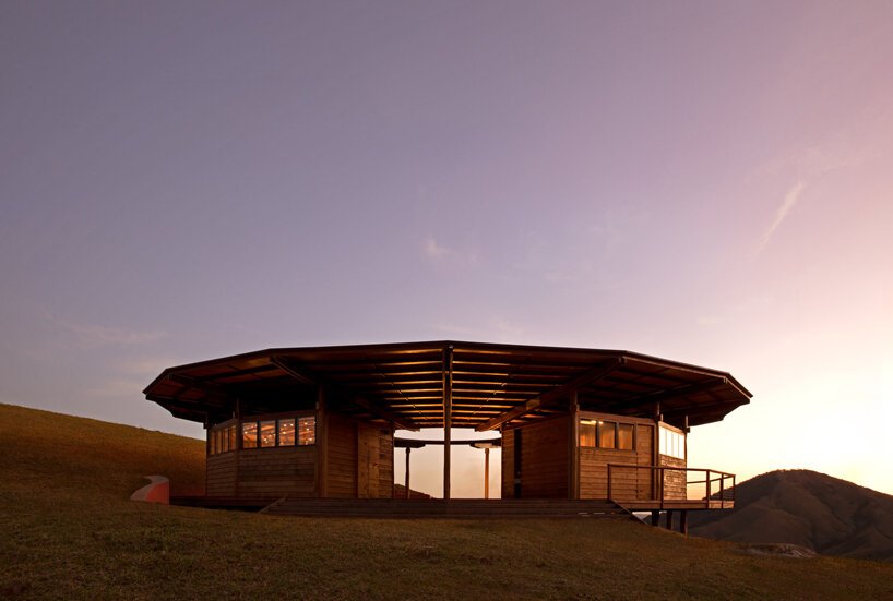 Metamoorfose 工作室在巴西乡村建成了一家圆木餐厅