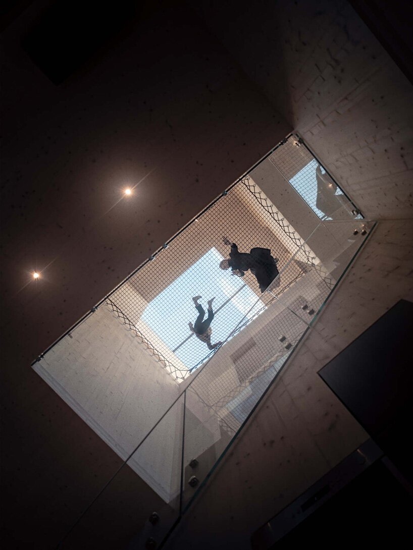 ateljé sotamaa 的“陨石”住宅在芬兰成为神秘的黑暗物体 ateljé sotamaa 的“陨石”住宅在芬兰成为神秘的黑暗物体