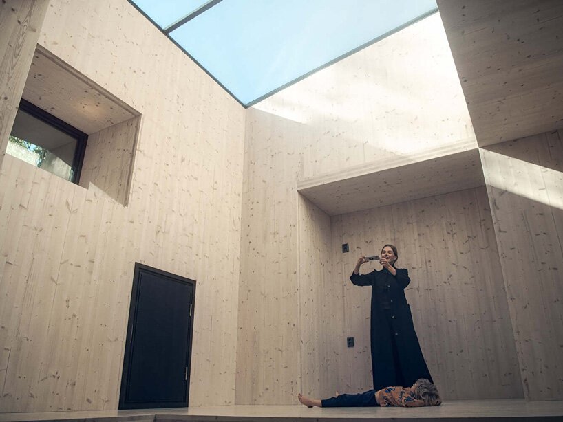 ateljé sotamaa 的“陨石”住宅在芬兰成为神秘的黑暗物体 ateljé sotamaa 的“陨石”住宅在芬兰成为神秘的黑暗物体