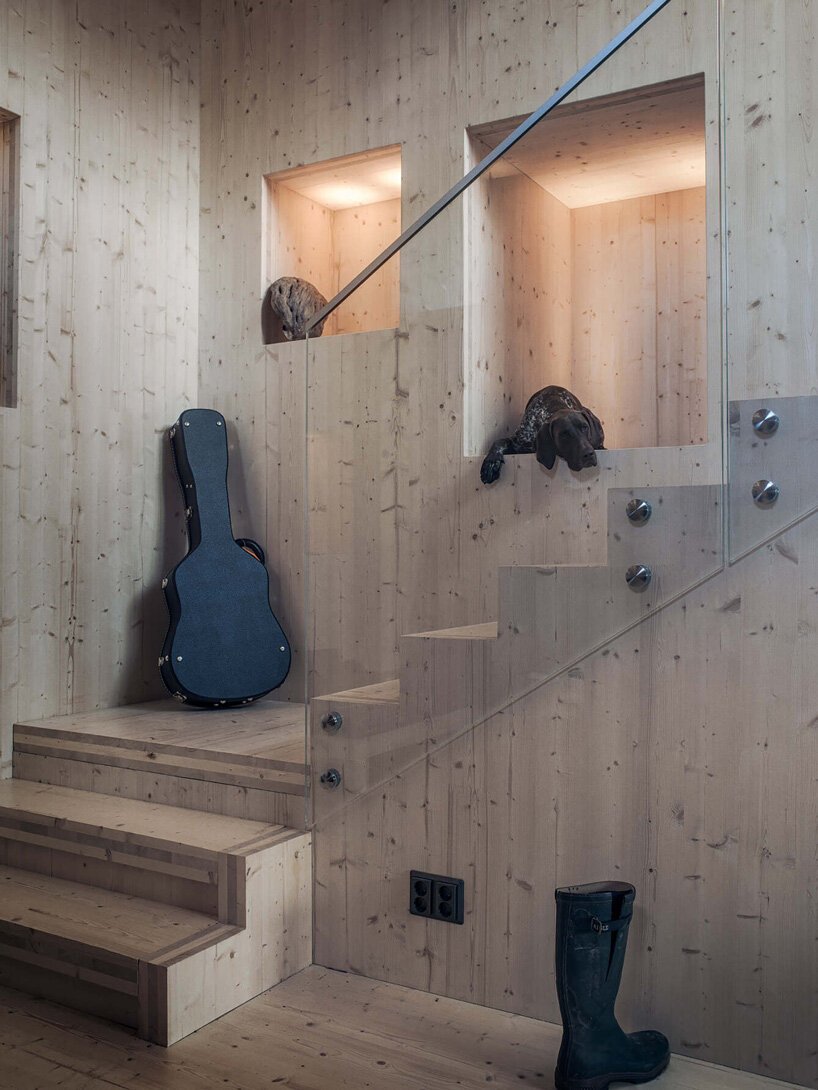 ateljé sotamaa 的“陨石”住宅在芬兰成为神秘的黑暗物体 ateljé sotamaa 的“陨石”住宅在芬兰成为神秘的黑暗物体