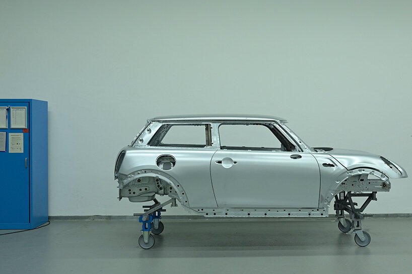 Paul Smith 设计了一款一次性 MINI STRIP 汽车,最大限度地减少材料使用 Paul Smith 设计了一款一次性 MINI STRIP 汽车,最大限度地减少材料使用