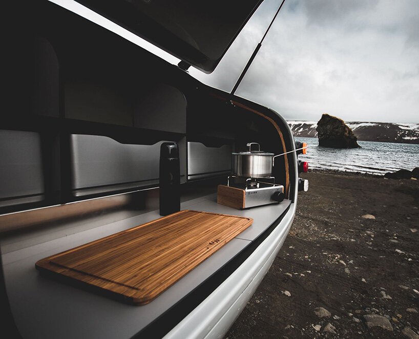 水貂是一种小小的泪滴露营车,提供温暖的茧 水貂是一种小小的泪滴露营车,提供温暖的茧