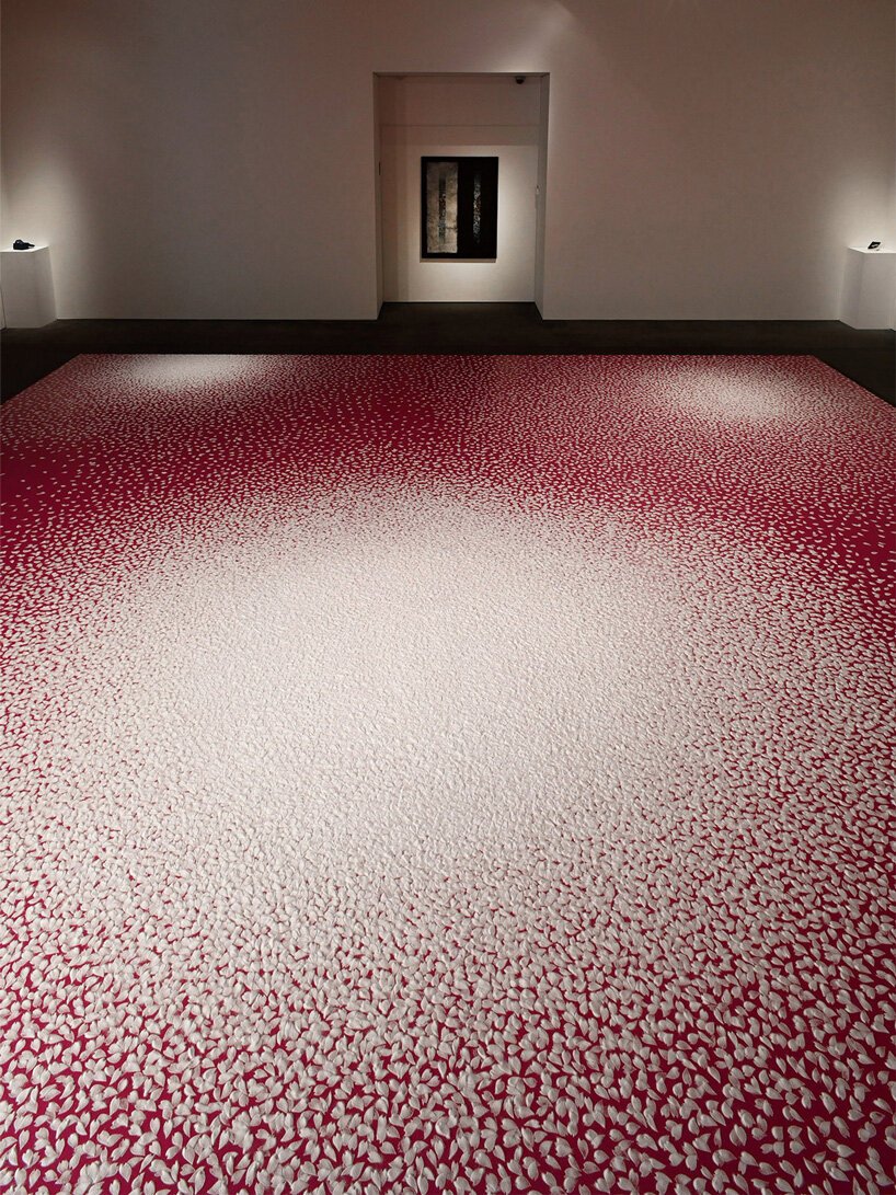 山本本井在濑户内市美术馆安装了 10 万片盐樱花花瓣