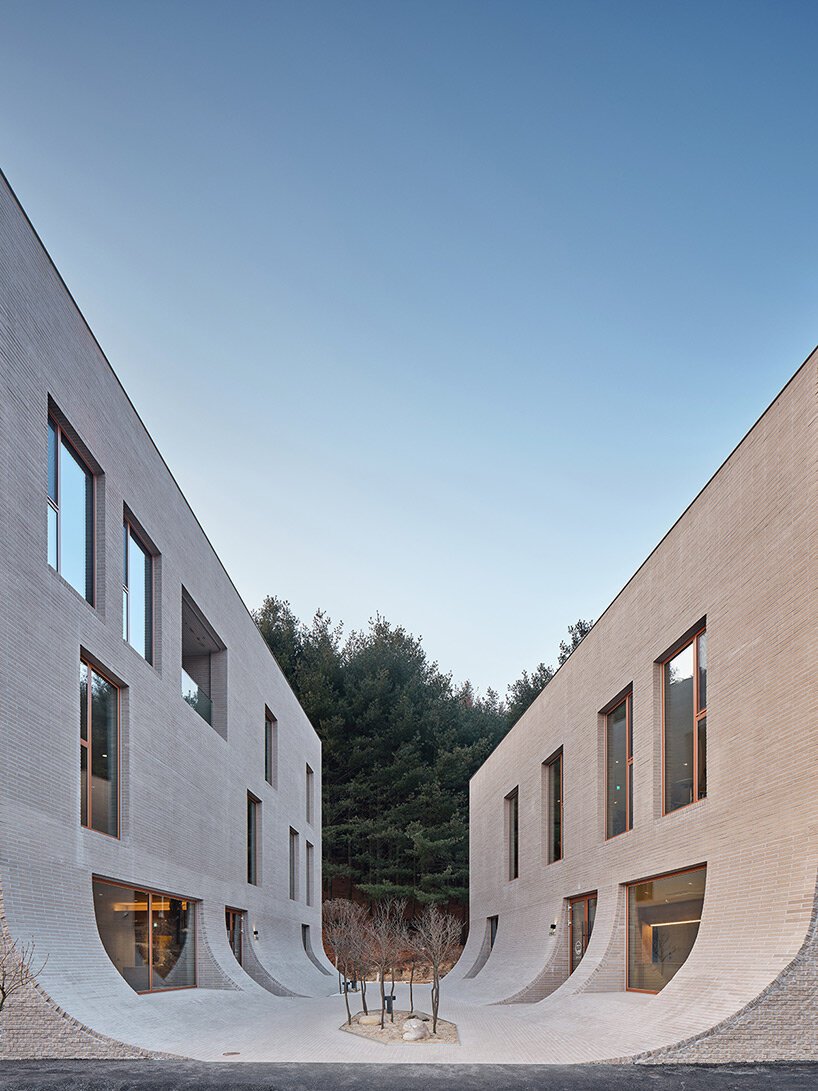 混凝土砖立面流入中央庭院，形成韩国无名建筑的咖啡馆