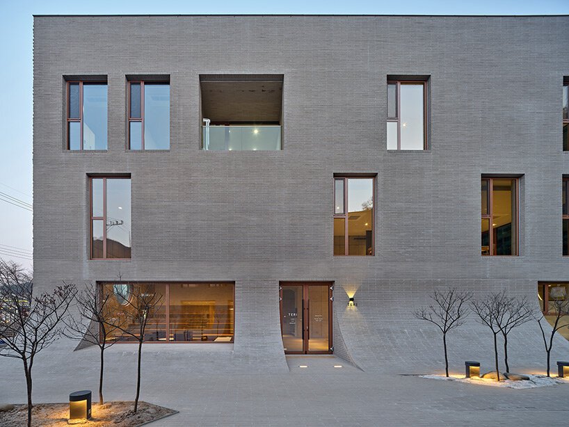 混凝土砖立面流入中央庭院，形成韩国无名建筑的咖啡馆